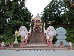 　まずは入口の階段だが、その両側には「ナーガ」と呼ばれるコブラの像がある。仏教では蛇は守護神となっているらしい。そう言えば、これから廻る遺跡には必ずと言って良いほど、コブラの像が入口にありました。

