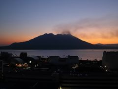 【 3日目 】　早朝　、、
明るくなるにつれ、、
桜島の周りは赤く色づき始めました、、

kuritchiの大好きな時間♪