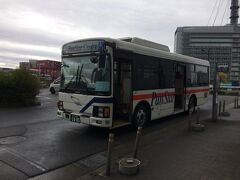 大阪国際フェリーターミナルへはコスモスクエアから歩いて10分かシャトルバスで5分のどちらかを選びます。

シャトルバスはフェリー利用者は無料ですが、本数が少なく時間が合わない場合は徒歩でもよさそうです。

筆者は行きはバス、帰りは徒歩を選択しました。