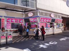 東京・明治神宮前【Strawberry House】

【カフェクレープ ラフォーレ原宿ショップ（ストロベリーハウス）】
の写真。

『ラフォーレ原宿』1階にあるピンクのクレープ屋さんでたまに
クレープを食べます。竹下通りにあるクレープ屋さんよりはスペースが
広いので。

http://www.cafe-crepe.co.jp/