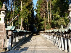 変わった名前。なぜかというと、すぐ真横が宝山寺の大鳥居へ続く参道だからです。参道の始点に門前おかげ楼がある感じ。