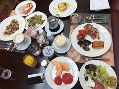 Intercontinental Malta

この手のホテルでの楽しみは朝食だ♪
種類が豊富で目移りしちゃう～ラウンジでも頂けるのですが、レストランの方が種類が多いので別で朝食付きプランにしたのです。
今日も特に予定もないのでのんびりと朝食を嗜みましたよ（笑）