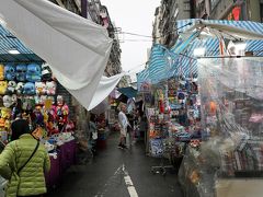 買い物を終え、女人街にやってきました！
屋台に雨除けが設けられています。
嬉しいことに、雨はほとんど上がりました。（^^）