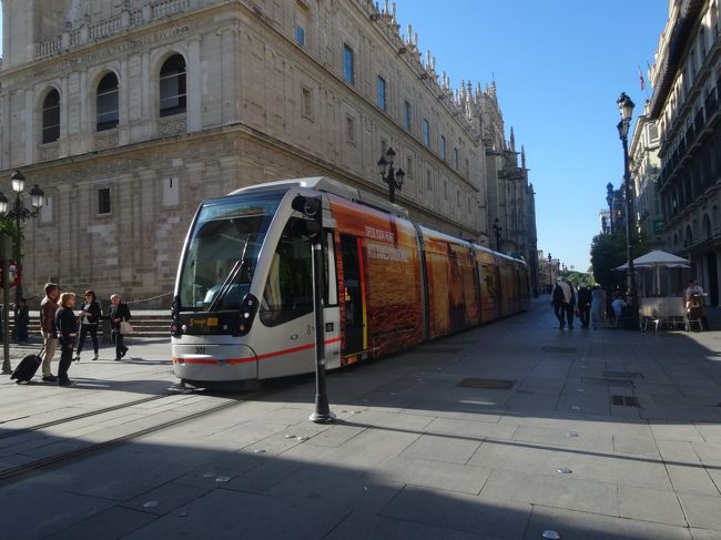 セビーリャの路面電車。<br />間違って乗ってしまってごめんなさいした。<br />