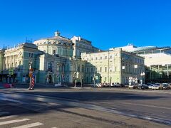 　朝食後，その日の観光出発まで時間があったので，マリインスキー劇場を経由して，ネヴァ川付近まで散策に出かけた。