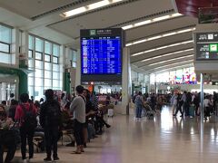 少し早めに到着。
出発時間までラウンジで過ごすというのが私のお決まりのコースですが、この時はラウンジが混雑していたため、代わりに食事券をいただきました。
このような時は空港見学。