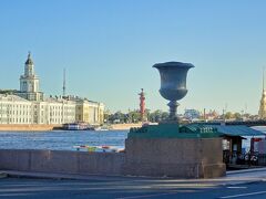 　ネヴァ川を望む。昨日運河クルーズで見た，クンストカメラ，ロストラの灯台柱，そして，ペトロパブロフスク要塞も一望