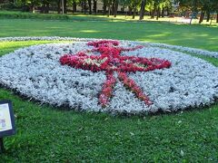 アレクサンドロフスキー公園
　　　　　　
　海軍省の南側に広がる緑陰の公園。芝生の緑の中に，お花のアートもあった。