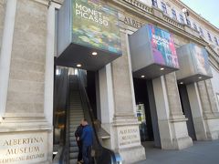 アルベルティーナへ上がるエスカレータ。
特別展開催中：
１）Monet to Picasso: The Batliner Collection
２）Rubens to Makart: Liechtenstein. The Princely Collections
など。