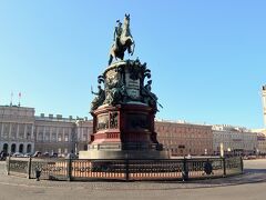 ニコライ１世の騎馬像
　　　　　　　　　　　　　　　　　　
　イサク広場の中央に，1859年にモンフェランの設計によりクロットの彫刻で建てられた。ニコライ１世はデカブリストの乱を鎮圧した皇帝。台座の４面には，彼の治世中のデカブリストの乱の鎮圧，コレラ一揆の鎮圧，ロシア方大全を編纂したスペランスキーの叙勲，モスクワ鉄道の視察が彫り込まれている。
　馬首を青銅の騎馬像がある元老院広場の方角に向けているが，市民の間では，ニコライはいつまでもピョートルには追いつけないという冗談が語られているとか  Забавно！（ザバーヴナ）