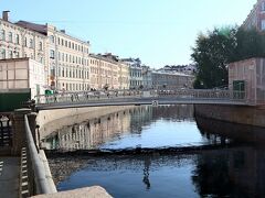 　マリインスキー劇場から，近くのライオン橋に行ってみたが・・・，修復中で見ることができなかった (+_+)