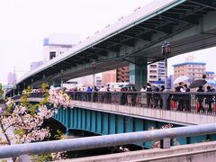 曇天の中、地下鉄「天満橋」駅から
大阪造幣局の桜の通り抜けへ。