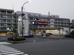 まだ薄暗いなか駅へ向かいます。