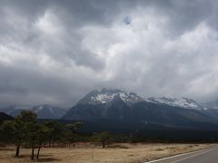 玉龍雪山到着
やっぱり午前中に比べると曇ってるじゃん・・