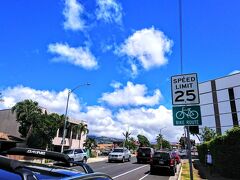 ハワイで初めての自転車。
車道の右端を通るルールを守ります。
ルートはクヒオ通り→ワイキキビーチ沿い→モンサラット通りの自転車専用レーン（写真の看板）を走行しました。
車道の端を走るのは緊張しましたが、ハワイのドライバーさんは慣れてるので避けてくれます。
ちなみに歩道での走行は罰金なので皆さまもお気を付け下さい。