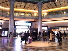 乗り換えでは使ったことあっても、なかなか東京駅自体を目的に来ることは無かったので新しい発見がたくさん。

東京駅は大きく分けると丸の内改札と八重洲口改札があり、レンガ造りの駅舎が見えるのは丸の内側。

写真は丸の内改札前。

改札がたくさんあるのでそんなに人がいなくて床も見えました！