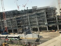 進行方向右側に着席。
国際線ターミナルは進行方向左側にあり、こちらは建設中の何か。
駐車場かなー？と推測。
羽田空港の国際線ターミナルは6月にお世話になる予定です。楽しみ。
