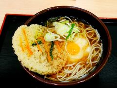 天玉そば　520円　同僚は幻の津軽そば460円を食べる　てんぷらは衣が多くてかきあげとはいえないかな．駅そばとしてはまあまあの味かな　ちょっと疲れていたので写真をあまりとらなかったのが残念　
「津軽そば」とは江戸時代に生まれた津軽地方独自のおそばで、簡単に言うと「そばがきに呉汁（すりつぶした大豆の汁）を混ぜて生地をつくり、半日ほど寝かせてから打ったそば」。製法から言って「ぷつぷつ切れやすい」のが特徴だそうで、冷やしでもその辺りは同じですがつるんとしたのど越しがやはり普通のおそばとは異なります。どちらかというとそうめんやひやむぎを食べているような食感、でも後味はちょっと違う。https://tabelog.com/aomori/A0202/A020201/2001665/dtlrvwlst/B386779301/?lid=unpickup_reviewとのこと
私は普通のそばを食べたのでよくわからなかった．