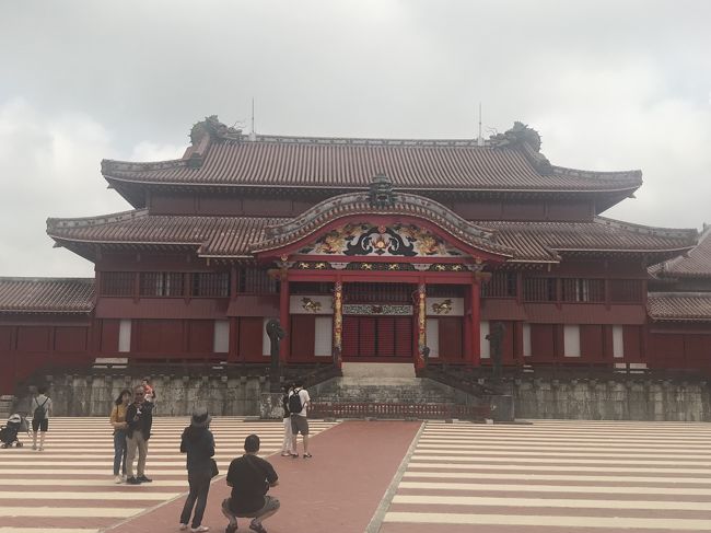 ２０００円札に載っている正殿は有料ゾーンにあり大人１人820円<br />ちょっと高いなっと思っていたらゆいレールの１日乗車券を持っている人は団体料金の660円に割引されるので、チケットを購入して入ってみました。