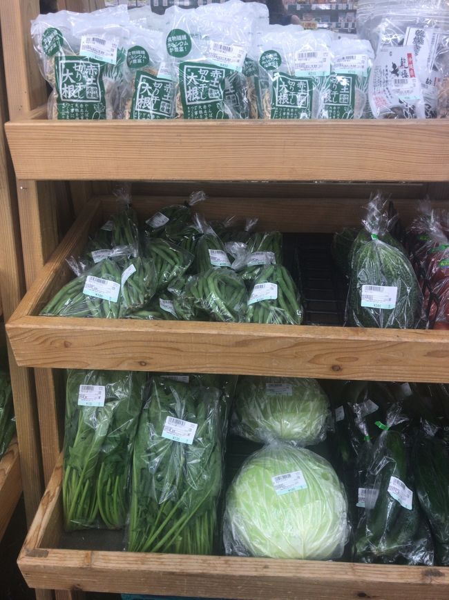 お土産屋さんでは売っていない新鮮な野菜がたくさん売られています。<br /><br />先月旅行した宮古島のAコープ上野よりも広くて綺麗な店内でした<br />