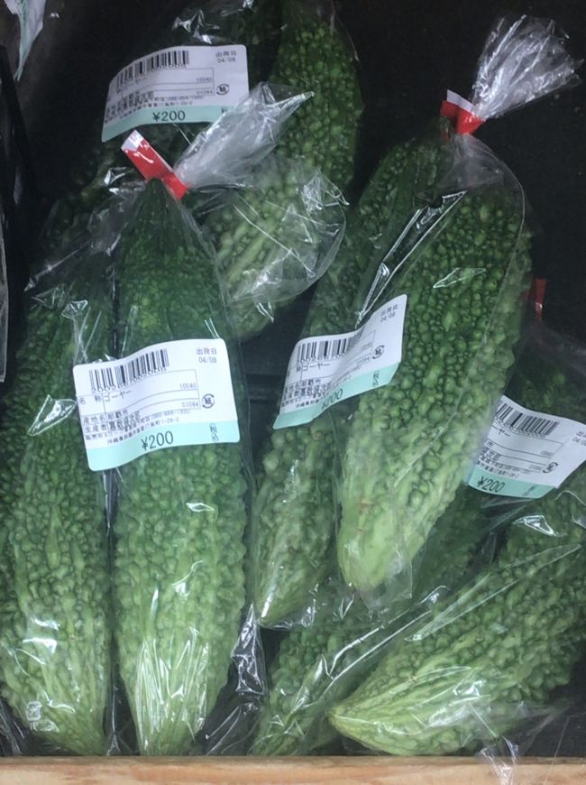 お目当てはやっぱりゴーヤ！<br />４月という旬には早い時期でしたがゴーヤが2本200円で販売されていました。<br />旅行前に近所のスーパーで見つけたゴーヤは１本298円だったのでお得感がすごい！