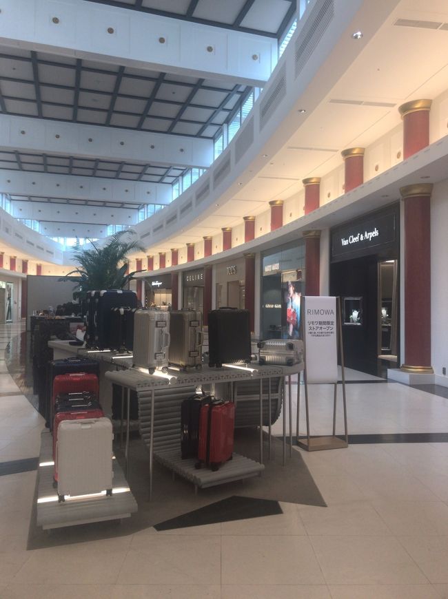 店内はひろーくてフロアに一箇所しかないエスカレーターまで歩くだけでいい運動です。入り口入ったイベントスペースは今回リモワの特設コーナーになってました。