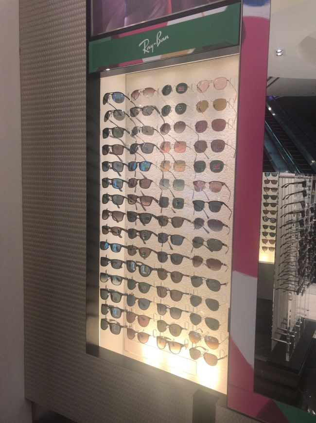 今回のお目当てはサングラス<br />先月旅行した宮古島の伊良部大橋で真っ青に美しい宮古ブルーの海を眺めていたら、胸元にさしていたサングラスを落としてしまいました&gt;&lt;<br />なので新しいものが欲しかったので、今回免税店に行けてラッキーでした