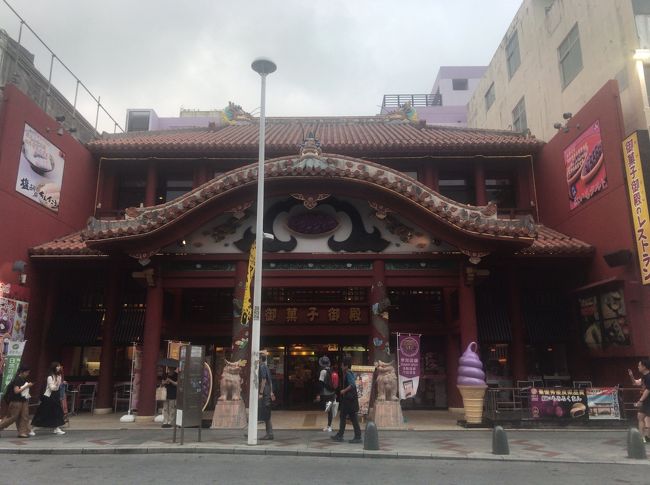 国際通りでも目立つ赤瓦の御菓子御殿<br />沖縄で有名な紅芋タルトなどたっくさんのお菓子が販売されています。