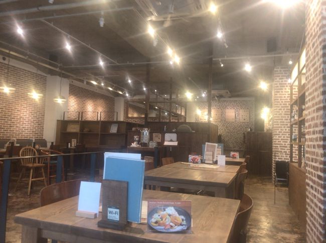 県庁前駅の那覇市庁舎を超えて細い道沿いにあります。<br />代官山や表参道にもありそうなレンガ造りっぽいおしゃれな店内です<br />ここも先客は１～２組のみという空き具合