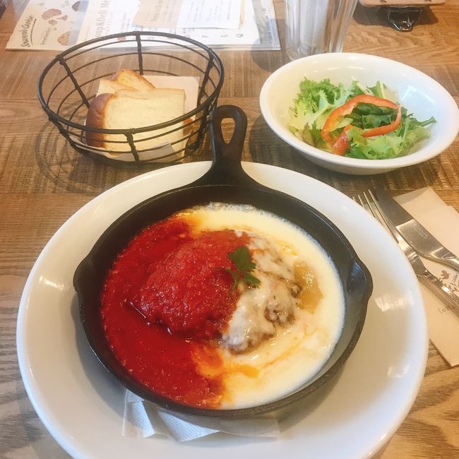 ダブルソースハンバーグステキー トマト＆チーズ パンとサラダ付き 1,200円を注文<br />赤と白のカラーコントラストがインスタ映えといった感じ<br />トマトソースよりチーズソースのほうが多くてバランスがっ！なんて言いそうになるのは口うるさい都民っぽいので控えます。<br />ここは島んちゅ気分で美味しく頂きました。