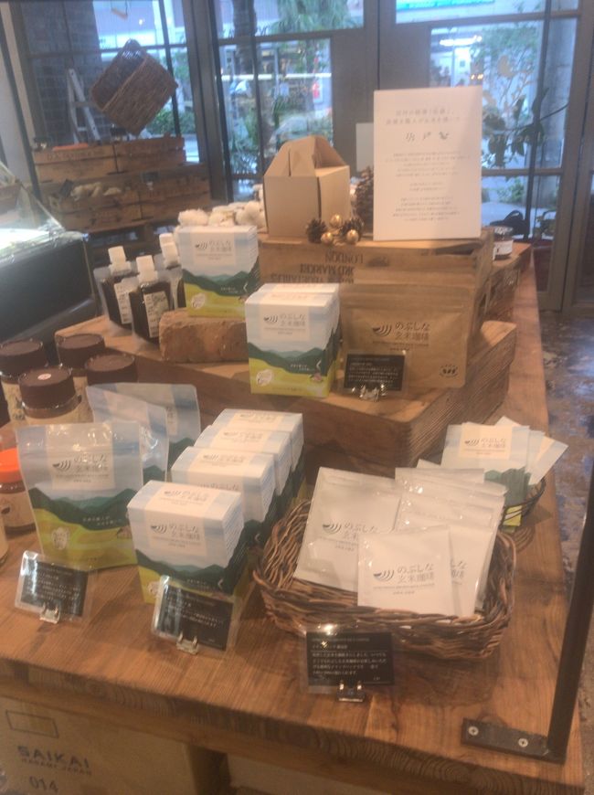 ベーカリーという位なので沢山のパンはもちろん売っていますし、他におしゃれな雑貨も販売しています。<br />ここで宮古島で購入して美味しかった黒糖くるみを見つけたので購入<br />支払いは楽天edyが使えました。<br />東京よりも那覇のほうが電子マネーを使える場所が多くて支払いが混まなくてスムーズでした