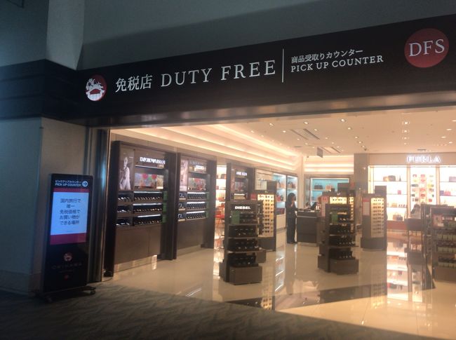 那覇空港では国内線エリアにも免税店があります。<br />おもろまち駅にあるTギャラリア沖縄byDFSで購入した免税品をこちらの「商品受取りカウンター PICK UP CPUNTER」で受け取れます。