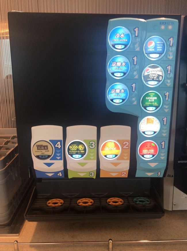 ソフトドリンクは一通りありますが、ラウンジ内は狭い空間で東名阪便が重なるときは満席なくらい混んでいます。