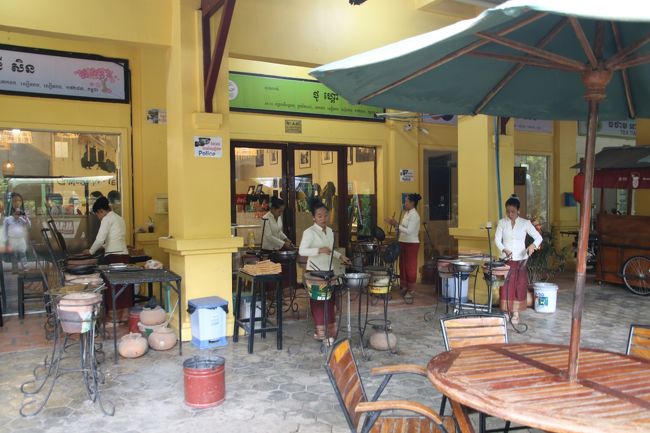 ティータイム　屋外で焼き菓子を製造していました。