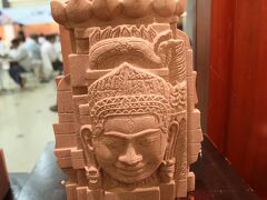 空港内の仏像