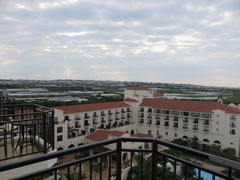 午前８時前。ホテル日航アリビラのラナイ（テラス）からの定点写真。