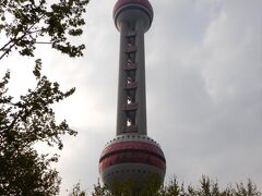 上海の街の象徴の一つ、東方明珠塔。

空気がきれいじゃないから、登る気にならないんですよね。
外から見ている方がきれいです。