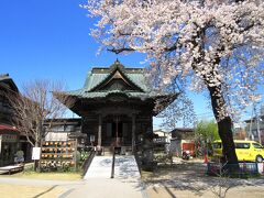 商店街を抜けた先にある13番・慈眼寺は以前訪れましたが、境内の桜が満開だったので、もう一度写真を撮ってから秩父鉄道で武州中川へ。3両編成の電車ですが、沿線に桜の名所が多いので、多くの観光客で賑わっていました。