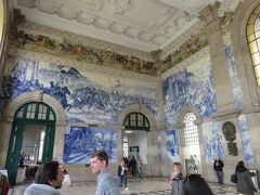 サンベント駅に着きました
駅舎内の壁は一面アズレージョと呼ばれるタイル

サン・ベント駅(Sao Bento) <http://www.cp.pt>