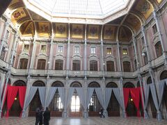 ようやくボルサ宮殿の見学へ

ボルサ宮殿は宮殿という訳ではなく、
19世紀に商業組合本部として建設され裁判所や証券取引所としても使用されました

写真は紋章の間
当時ポルトと関係のあった国々の紋章が天井に飾られています

ボルサ宮殿(Palácio da Bolsa) <https://palaciodabolsa.com>