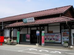 日野春駅は坂を登ったところにある小さな駅で、利用客は少ないですが、この日は神代桜へのタクシーが頻繁に発着していました。