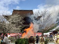 竹林院を出発した大名行列
蔵王堂到着後、『花供懺法会』と『採灯大護摩供』が行われます 

今回は見学はスルー、(写真は2年前のもの)