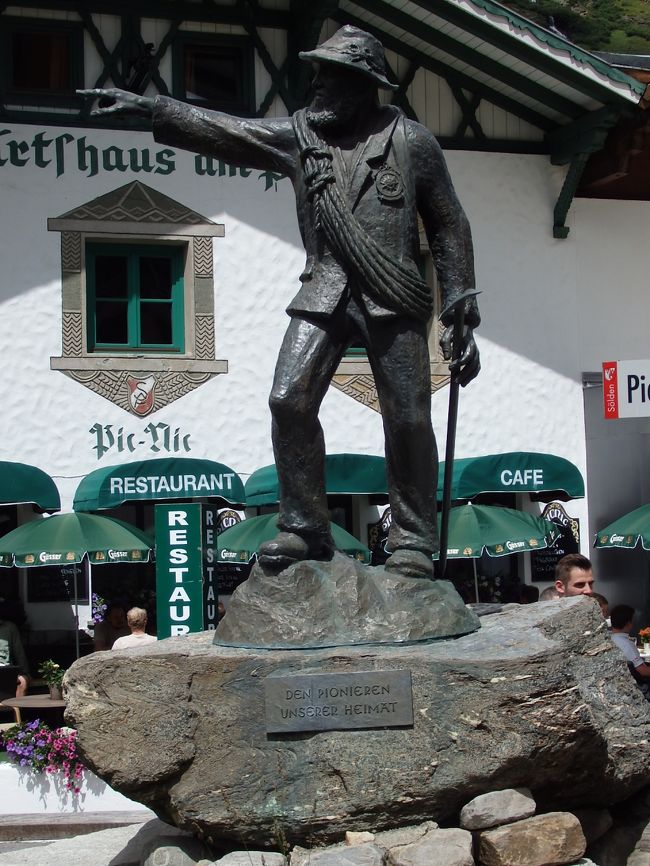 指さしている先にあるのは、アルプスの雄大な氷河