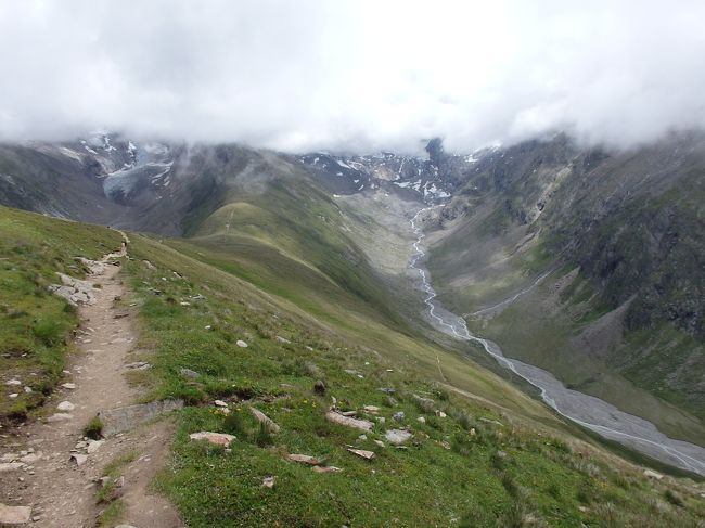 しばし氷河を眺めて、この先のハイキングをどうしようかと・・・。<br /><br />以前来たときは、この氷河に向かって、途中からは氷河に背を向けて下って行ったのですが。