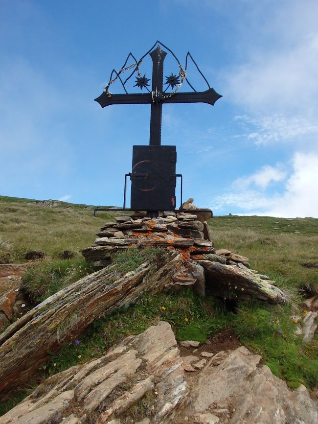 十字架のところで見上げると青空が。<br /><br />この青空方面にあるホッホグルグルに再挑戦しようと！