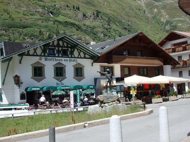 バス停へ向かいます。