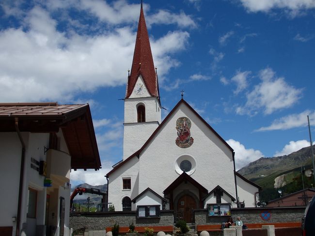 教会の背後にも青空が広がって