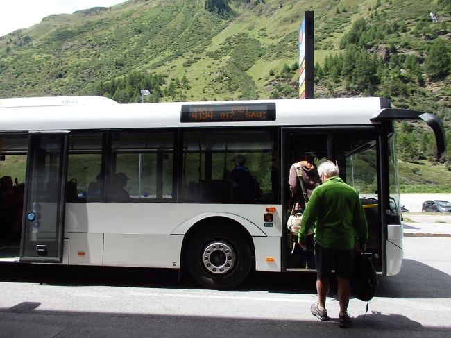 朝一番にやってきたホッホグルグルのバス停に戻ってきました。