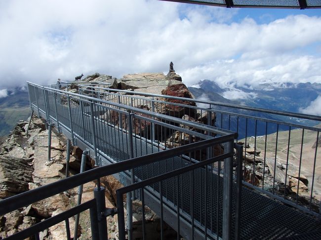 展望台の先にも鉄製の展望橋が延びています。<br /><br />足元は鉄製のスケスケの橋です。