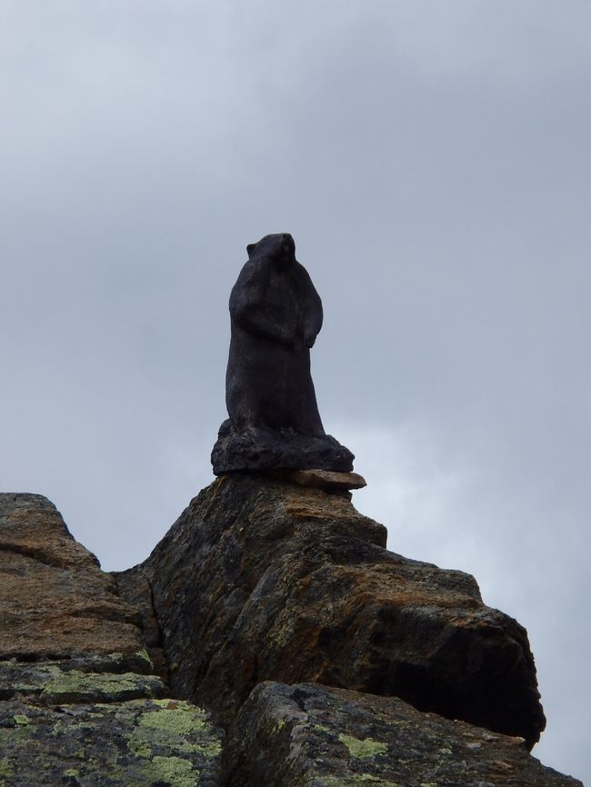 アルプスマーモットの木彫りの像も